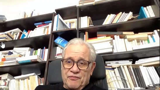 Jean-Gérard Bursztein(比尔斯坦),背景为书架